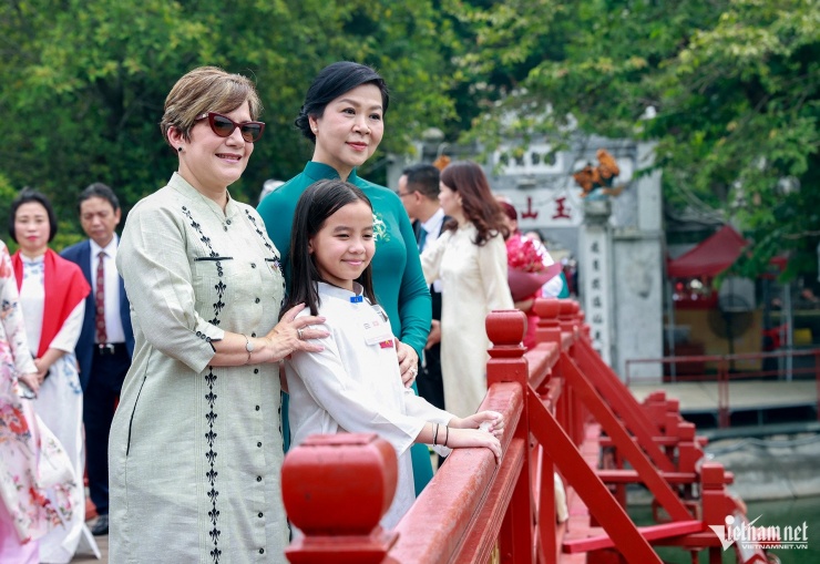 Phu nhân Tổng Bí thư và Phu nhân Bí thư thứ nhất, Chủ tịch nước Cuba dạo phố - 12