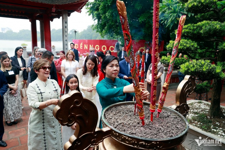 Hai Phu nhân và đoàn dâng hương tại Đền Ngọc Sơn