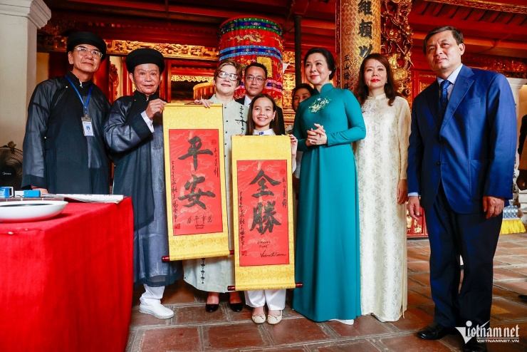 Các thầy đồ tặng chữ thư pháp cho Phu nhân Bí thư thứ nhất, Chủ tịch nước Cuba