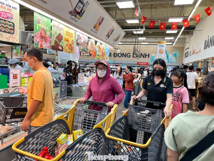 Trưa 1/9, nhiều siêu thị, trung tâm
thương mại ở TPHCM như Emart, Aeon, Big C, Vincom... nhộn nhịp
khách đến vui chơi, mua sắm.