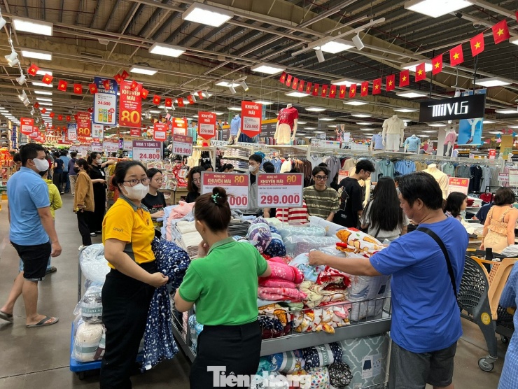 Nhân kỷ niệm 80 năm Quốc khánh, các
siêu thị tung hàng nghìn sản phẩm được khuyến mãi lên đến 100% như
mua 1 tặng 1; mua 1 được 2... "Hôm nay, siêu thị nào cũng trang trí
cờ hoa rợp sắc đỏ, treo băng rôn giảm giá đỏ rực ở mọi quầy hàng.
Chúng tôi thỏa thích mua sắm vì càng mua càng rẻ. Lễ tết được vui
chơi mua sắm lại còn giảm giá sâu nên tôi tranh thủ mua một giỏ
hàng đầy ắp" - chị Thanh Hà, ngụ phường Gia Định (TPHCM) hồ hởi
nói.