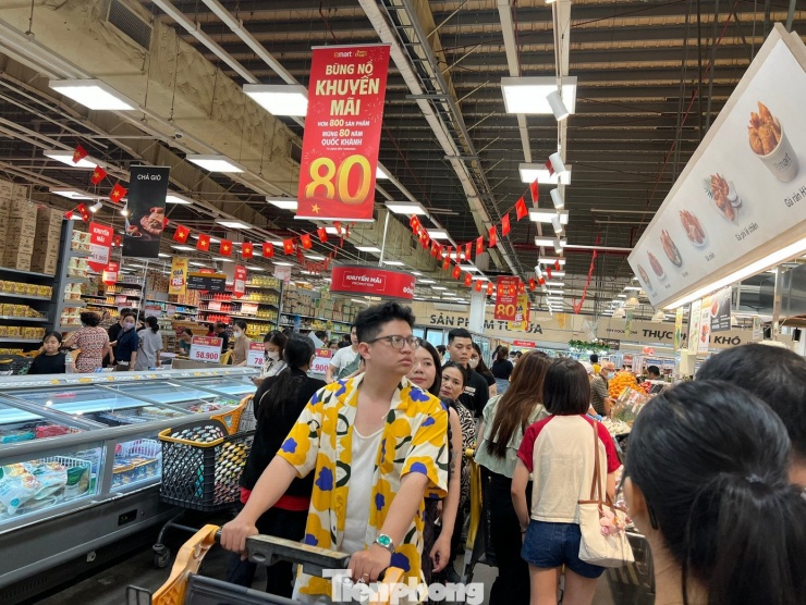 Vào siêu thị vừa có máy lạnh mát mẻ,
vừa mua hàng đúng giá lại còn thêm quà tặng khuyến mãi. Đây chính
là điểm thu hút của kênh bán lẻ hiện đại mà nhiều chợ truyền thống
ít cạnh tranh kịp.