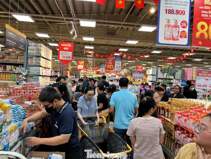 Lối đi chật kín, mọi người phải
nhường nhau khi mua sắm tại siêu thị ngày lễ