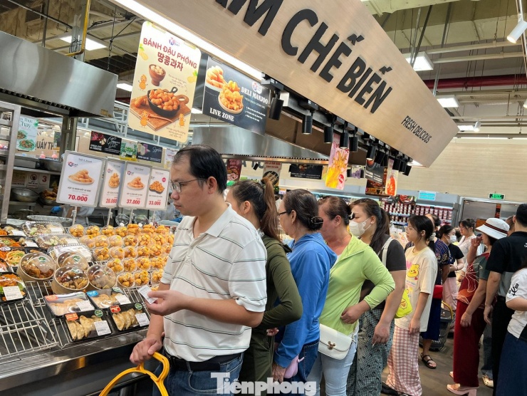 Siêu thị đông nghịt, nhiều gia đình phải 'mở tiệc đứng' để ăn trưa - 7