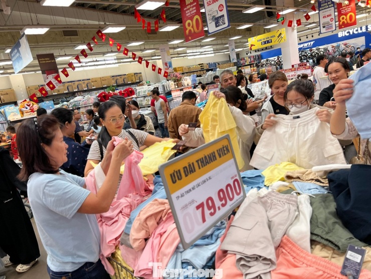 Gian hàng thời trang khuyến mãi sập
sàn thu hút khách