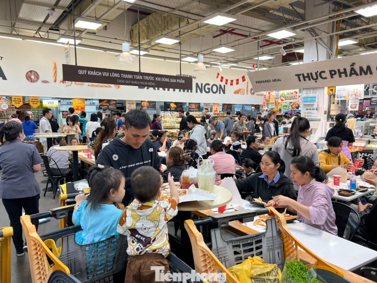 Nhiều gia đình tổ chức tiệc đứng ngay
tại siêu thị. Chỉ cần một bàn trống là "lên tiệc". Người lớn đứng,
còn trẻ nhỏ được ngồi trong giỏ hàng di động và thưởng thức món ăn
với sự vui vẻ, hài lòng. "Có được bàn trống là mừng rồi, ngồi hay
đứng không quan trọng, quan trọng là cả gia đình cùng vui, các con
hào hứng" - một phụ huynh chia sẻ.