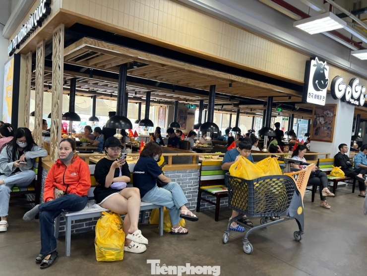 Nhiều nhà hàng ở các đại siêu thị,
trung tâm thương mại cũng không còn một chỗ trống. Khách hàng ngồi
ở các dãy ghế bên ngoài trong khi chờ nhân viên sắp chỗ. "Giá cả ở
siêu thị ổn định, không tăng giá hay phụ thu ngay trong những ngày
lễ, tết. Vì vậy, dù có chờ đợi nhưng gia đình tôi vẫn chấp nhận" -
anh Bình (nhân viên kinh doanh) chia sẻ.