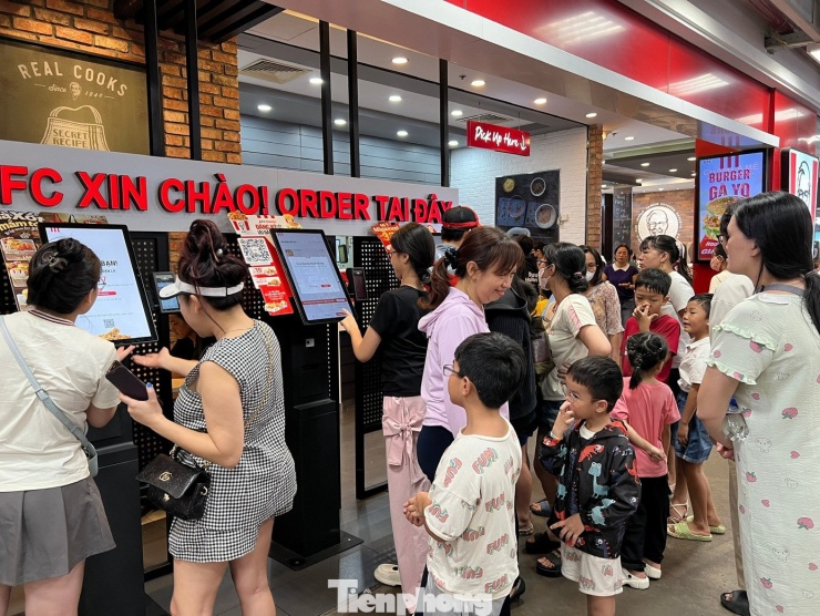 Nhiều người đặt sẵn món trên app để
được phục vụ nhanh hơn