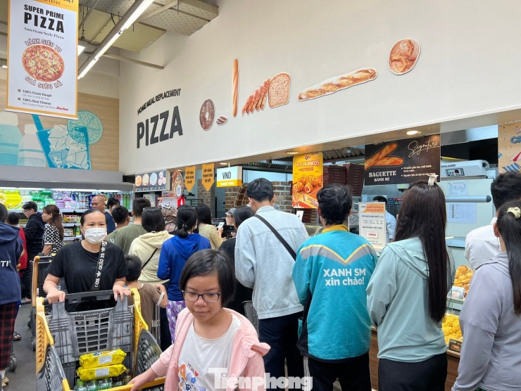 Dòng người trật tự rồng rắn xếp hàng
chờ đến lượt