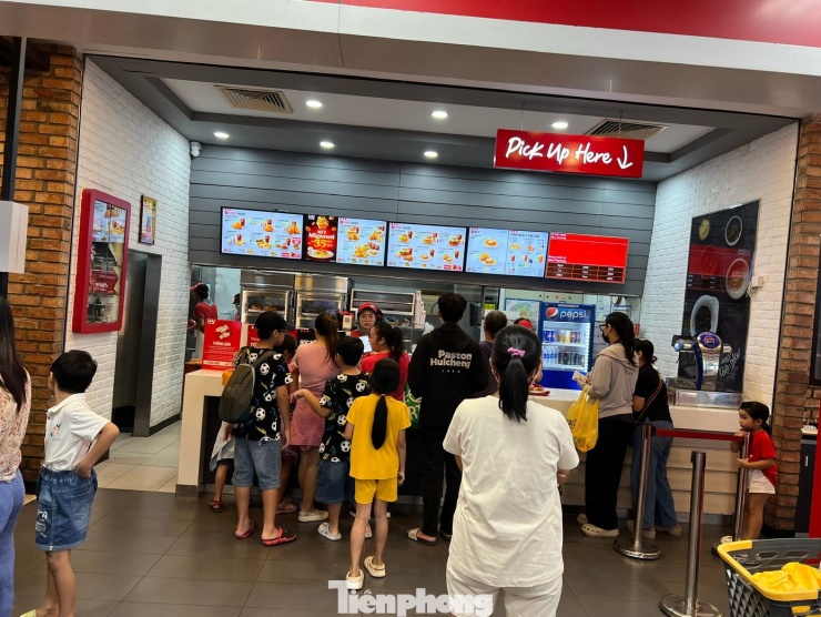 Một cửa hàng thức ăn nhanh có nhiều
khách hàng nhí