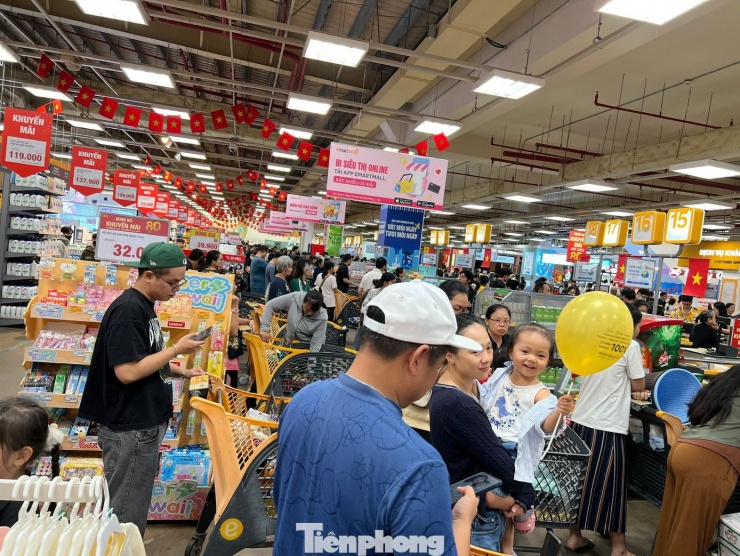 Siêu thị đông nghịt, nhiều gia đình phải 'mở tiệc đứng' để ăn trưa - 1