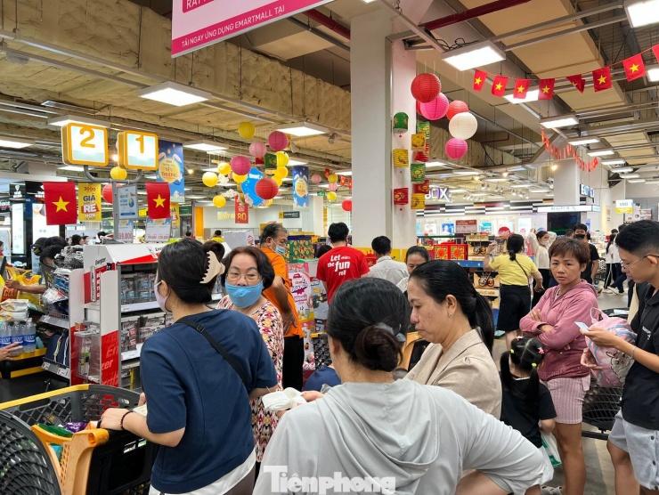 Xếp hàng xuyên trưa chờ thanh
toán