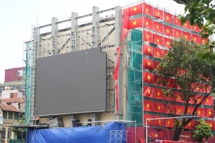 Màn hình LED cỡ lớn phục vụ người dân xem diễu binh, diễu hành dịp 2/9. Ảnh: Công Hướng.