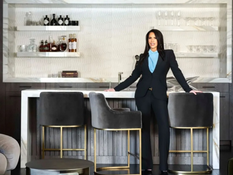 Cô gái chuyên làm bà mai cho nhà giàu. Ảnh: BI