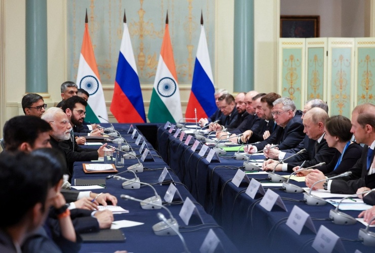 Tổng thống Nga Putin và Thủ tướng Ấn Độ Modi hội đàm bên lề hội nghị thượng đỉnh SCO. (Ảnh: Reuters)