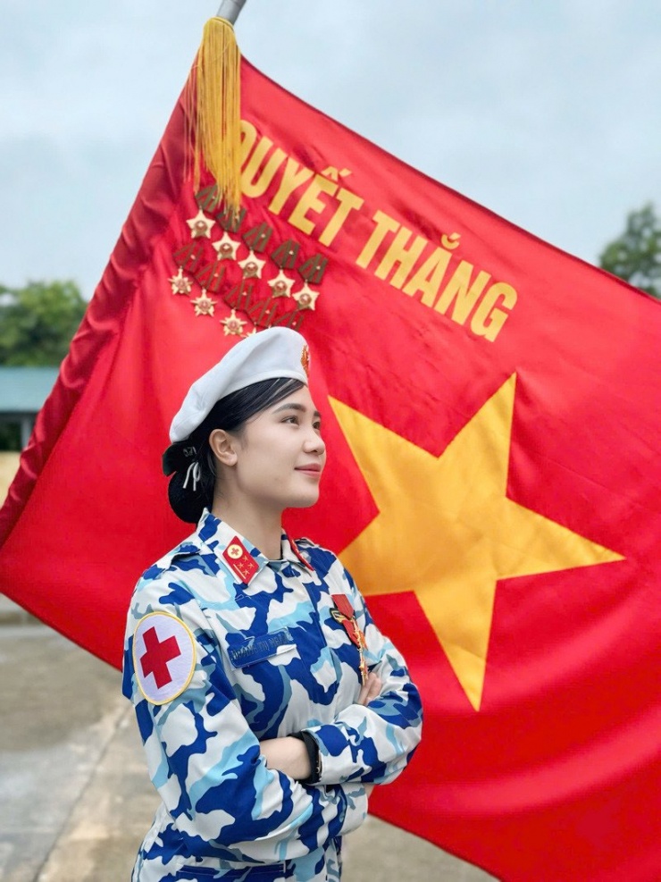 Hoàng Ngân thuộc khối Nữ sĩ quan quân y