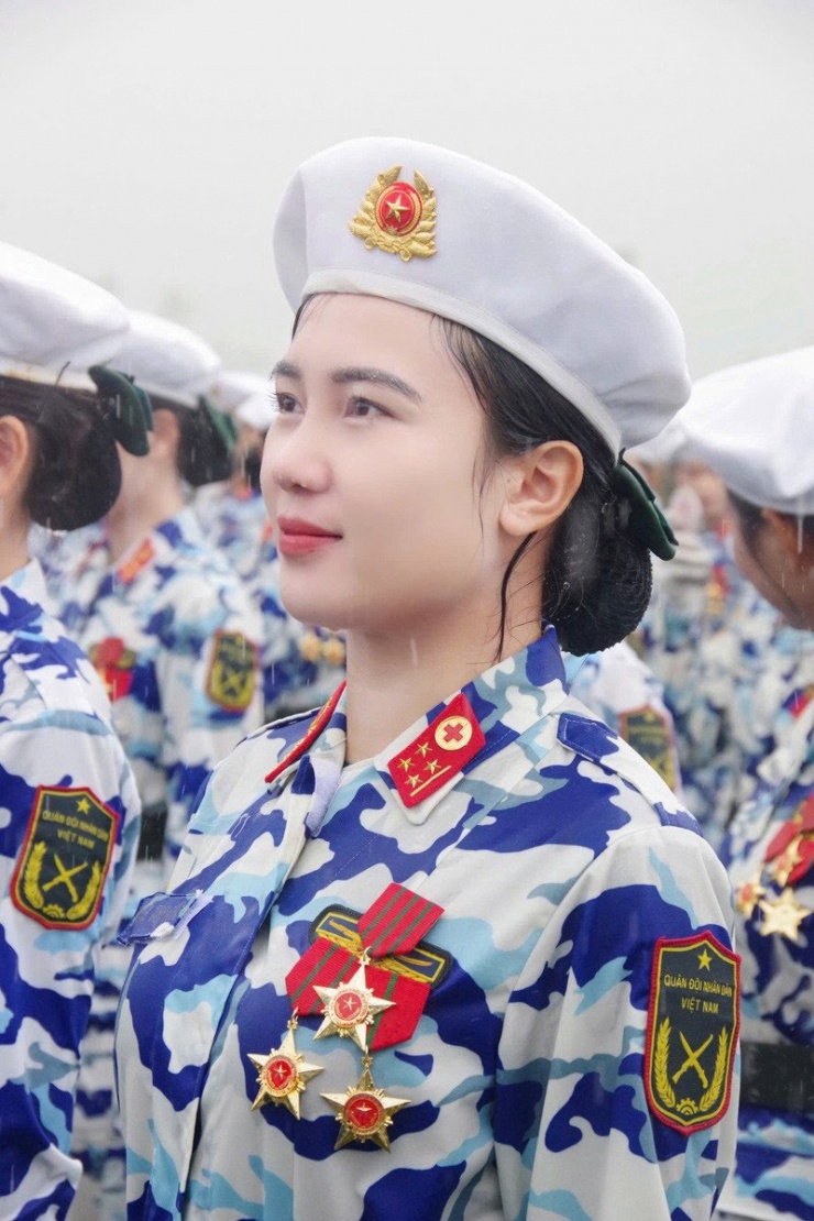 Ngân tự hào khi được diễu binh giữa vòng tay nhân dân 