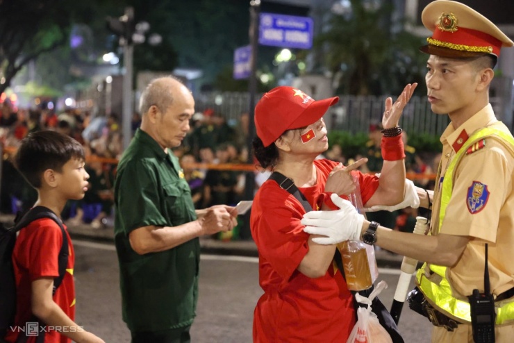 An ninh thắt chặt trước giờ diễu binh A80 - 9