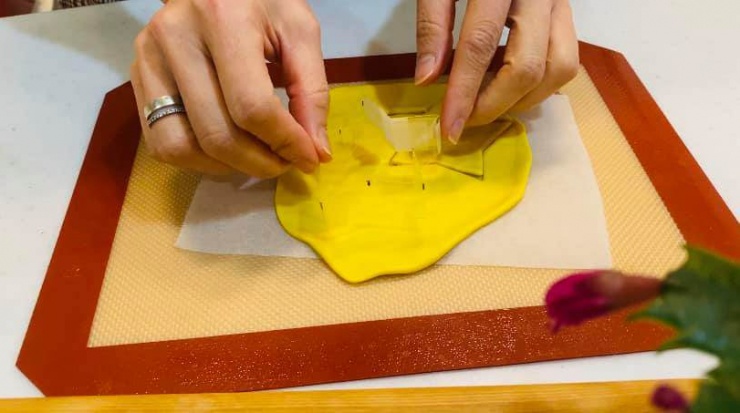 Bột bánh đã nở gấp đôi, lấy ra chia thành 4 phần bằng nhau.
