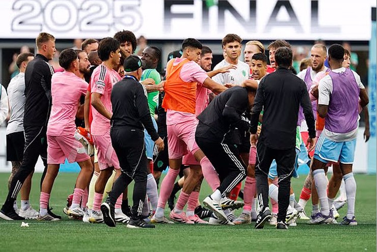 Đội Messi thua thảm chung kết, Luis Suarez có hành động phi thể thao