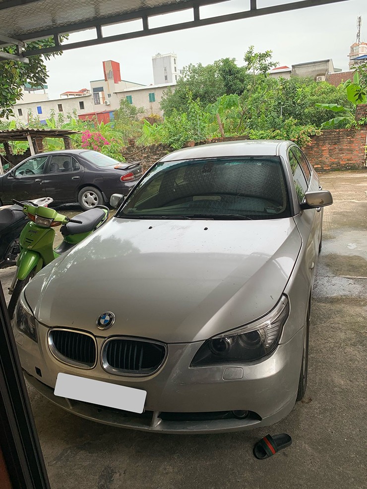 BMW 5-Series đời 2004 được rao bán chỉ 100 triệu đồng - 1