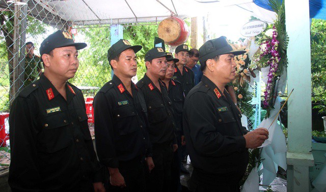 Thiếu tướng Phùng Văn Chiến thay mặt Đảng ủy, Lãnh đạo Bộ Tư lệnh CSCĐ đến viếng, thăm hỏi, kịp thời động viên gia đình đồng chí Nhân, chiến sĩ khối đứng A80.