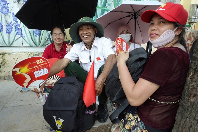 Từ trái qua phải: bà Len, ông Sử và bà Thúy "cắm trại" ở đường Hùng Vương chiều 31/8. Ảnh: Tú Nguyễn