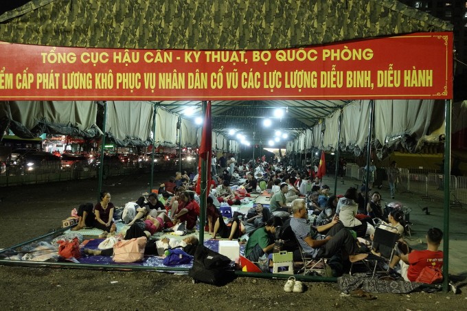 Khu vực nhà bạt ở đường Nguyễn Thái Học tối 31/8. Ảnh: Tú Nguyễn