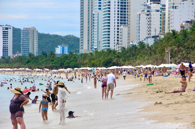 Biển Nha Trang các kỳ nghỉ thường không có chỗ đứng, nay vắng vẻ hơn nhiều. Ảnh: Long Cung