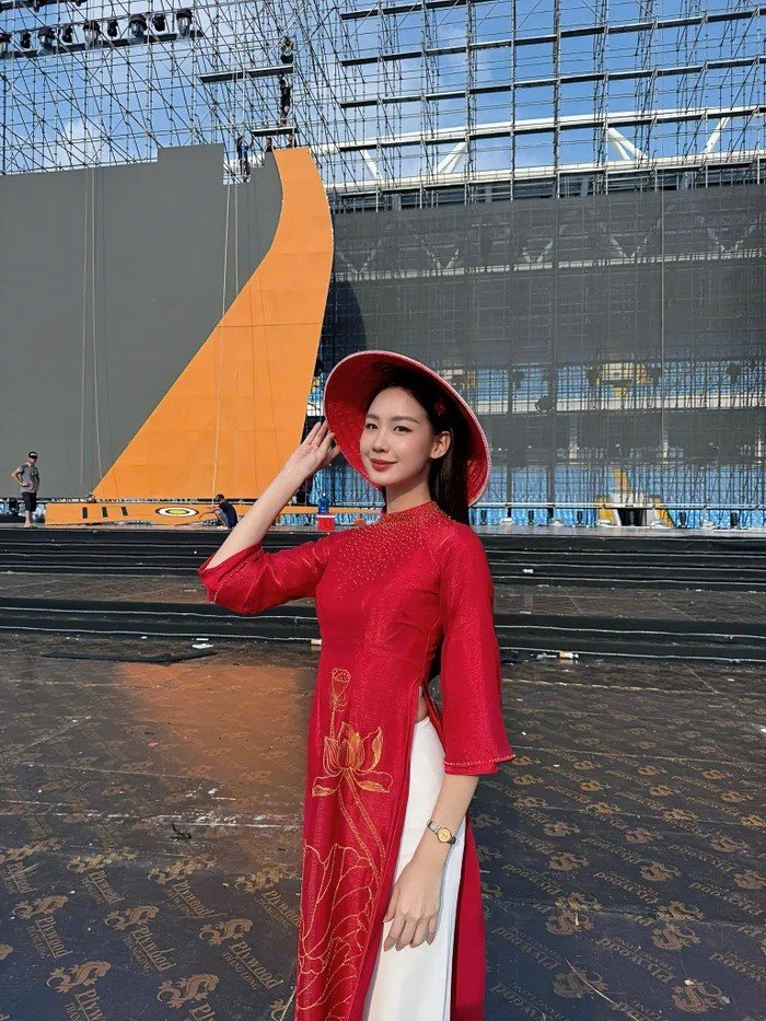 Hoa hậu Lê Nguyễn Bảo Ngọc cũng rất tích cực trong buổi tổng duyệt. Nàng hậu còn khoe rằng sau khi tham gia buổi tổng duyệt thì nhận được “cát xê” là một "kho" lương khô. Bảo Ngọc dí dỏm chú thích rằng “cát xê này lên ký nha” cho thấy các người đẹp V-Biz vô cùng tự hào khi được tham gia chương trình mang ý nghĩa lịch sử này.