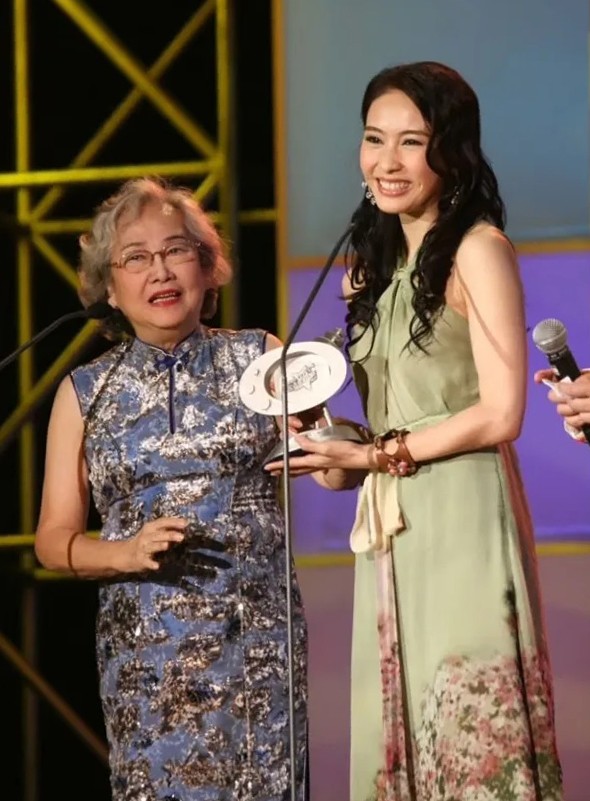 Bà Lê Tuyên (trái) và cháu gái Lê Tư. Ảnh: Yahoo
