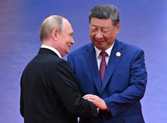 Tổng thống Nga Vladimir Putin và Chủ tịch Trung Quốc Tập Cận Bình trong buổi lễ chào đón lãnh đạo các quốc gia thành viên Tổ chức Hợp tác Thượng Hải (SCO) tại Thiên Tân, ngày 31/8/2025. Ảnh: TASS