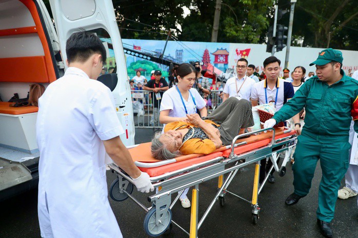 Người dân được hỗ trợ y tế trong lúc theo dõi tổng duyệt diễu binh. Ảnh: Hoàng Triều Người dân được hỗ trợ y tế trong lúc theo dõi tổng duyệt diễu binh. Ảnh: Hoàng Triều