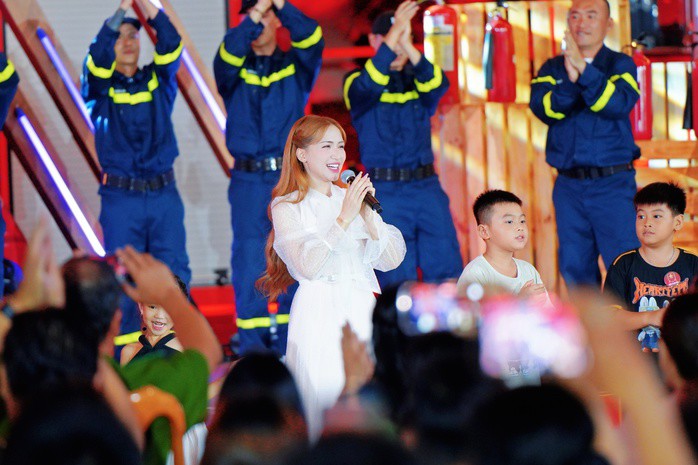 Hòa Minzy tại buổi gala Chiến sĩ quả cảm