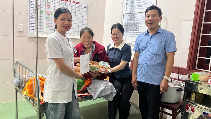 Bé trai được nhận quà Quốc khánh 2-9 và được bố mẹ đặt tên là Hồ Quốc Khánh. Ảnh: Hướng Lộc