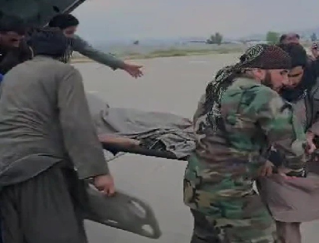 Một người bị thương được vận chuyển khỏi trực thăng - Ảnh: CHÍNH QUYỀN TALIBAN