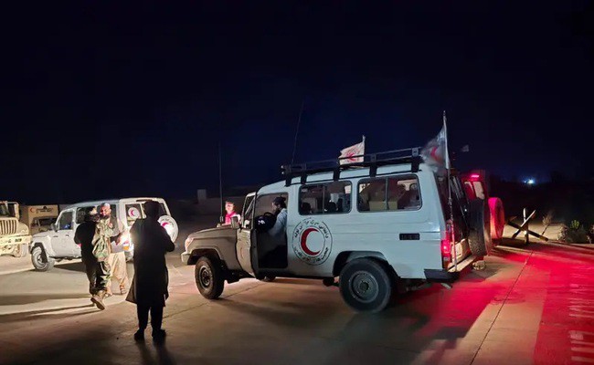 Xe cứu thương mang biểu tượng của tổ chức Trăng lưỡi liềm đỏ lên đường vào vùng thảm họa - Ảnh: CHÍNH QUYỀN TALIBAN