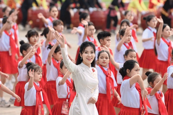 Nghệ sĩ, thiếu nhi hân hoan trong lễ tổng duyệt diễu hành sáng 30/8/2025. Ảnh: Nguyễn Đông
