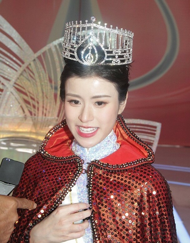 Theo QQ, Trần Vịnh Thi, 26 tuổi, cựu vận động viên thể dục nhịp điệu, có bằng tiến sĩ Đại học California, Berkeley. Trong chung kết, cô gây ấn tượng ở phần thi tài năng, ứng xử và vận động tranh cử, dù chỉ cao 1,6 m. Sau đăng quang, nhiều người nhận xét cô 'bé hạt tiêu', 'hoa hậu nhỏ bé nhất từ trước tới nay' vì vóc dáng nhỏ nhắn giữa dàn thí sinh.
