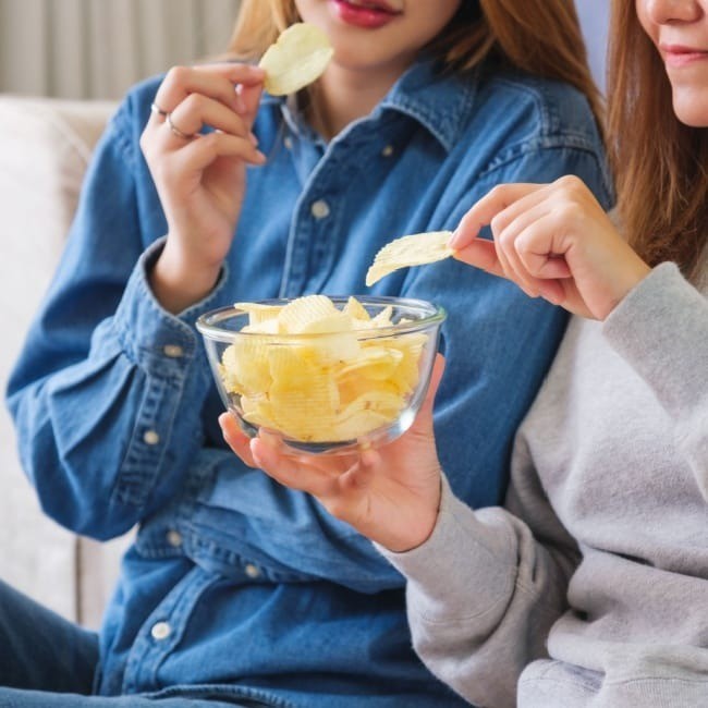 Bim bim, khoai tây chiên... là món ăn vặt yêu thích của rất nhiều người nhưng chúng không chỉ chứa nhiều natri mà còn thường được chiên trong dầu mỡ, chứa hàm lượng cao chất béo chuyển hóa (trans fat) và chất béo bão hòa.