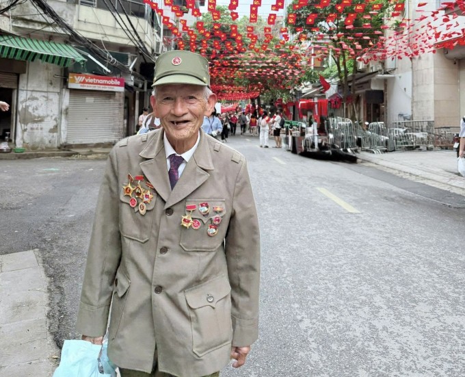 Ông Báu, 85 tuổi, tham quan Hà Nội trong dịp mừng 80 năm Quốc Khánh. Ảnh gia đình cung cấp