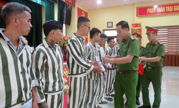 Lãnh đạo Trại giam An Điềm trao quyết định đặc xá cho các phạm nhân.