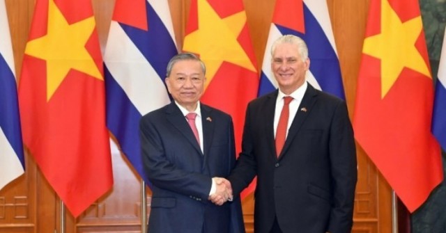 Việt Nam trao tặng Cuba 385 tỷ đồng