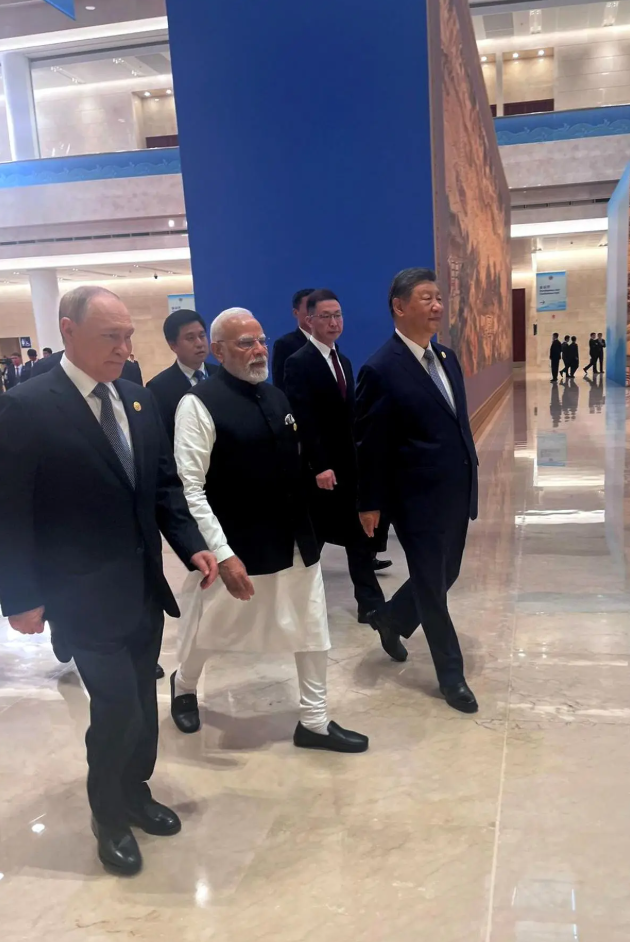 Khoảnh khắc ông Putin, ông Modi và ông Tập Cận Bình sánh vai bước đi tại hội nghị SCO - 1