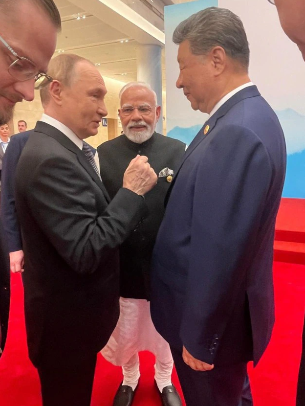 Ông Vladimir Putin, ông Narendra Modi, ông Tập Cận Bình tại Hội nghị Thượng đỉnh SCO ở Thiên Tân, Trung Quốc, ngày 31/8/2025. Ảnh: PTI, Indian Express
