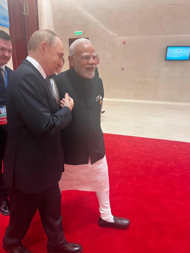 Ông Vladimir Putin và ông Narendra Modi tại Hội nghị Thượng đỉnh SCO ở Thiên Tân, Trung Quốc, ngày 31/8/2025. Ảnh: Indian Express