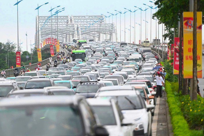 Giao thông qua cầu Đông Trù ùn ứ kéo dài nhiều km về cả 2 phía đầu cầu vào chiều ngày 31-8. Ảnh: OFFB