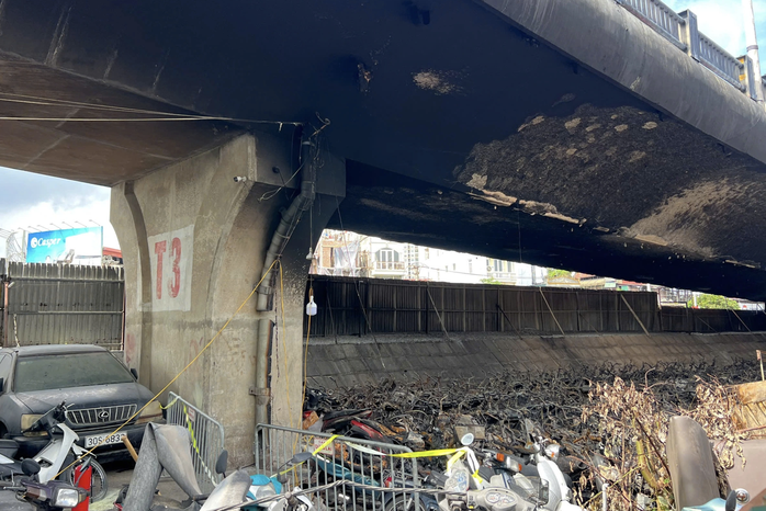 Hiện trường vụ cháy bãi xe dưới gầm cầu Vĩnh Tuy