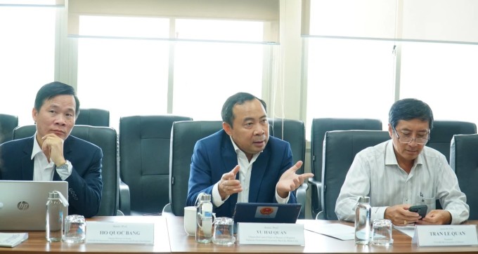 PGS.TS Vũ Hải Quân (giữa) trao đổi cùng đoàn giáo sư Toán học Pháp, ngày 29/8. Ảnh: VNUHCM