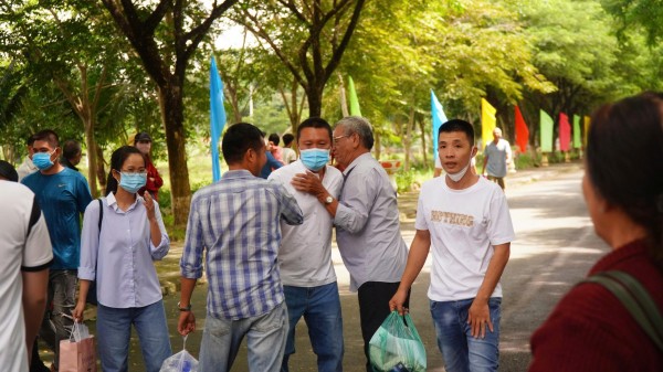 Các phạm nhân mừng ngày trở về.